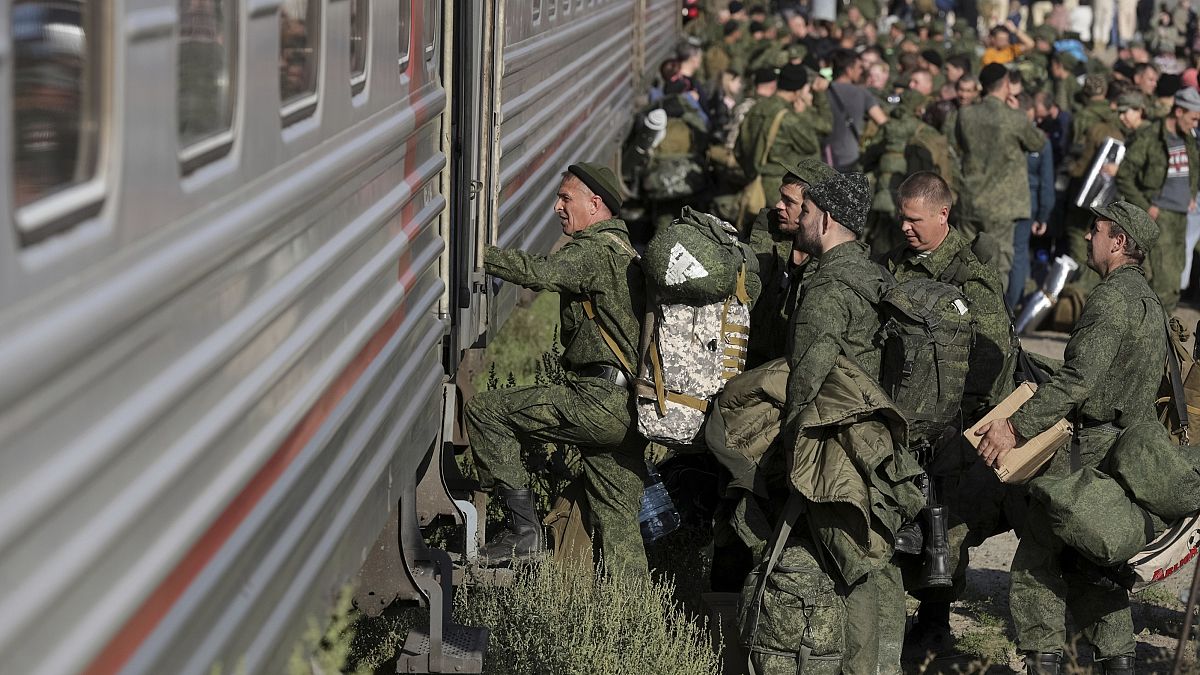 Recultas rusos se suben a un tren en la región de Volvogrado en septiembre de 2022.