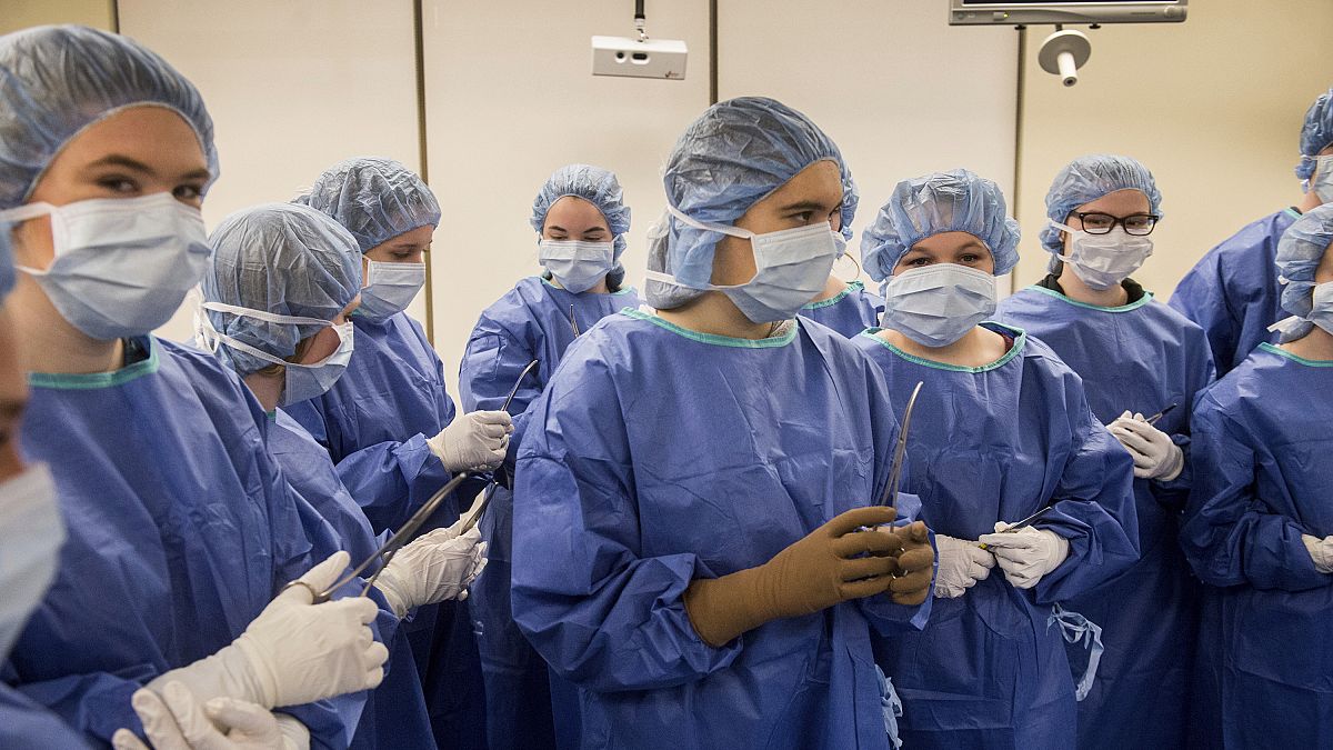  طالبات في الطب في معرض الوظائف الصحية بكلية إلينوي المركزية الذي عقد في بيوريا، إلينوي.
