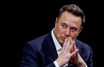 Elon Musk fait un geste alors qu'il participe à la conférence Viva Technology à Paris, en France, le 16 juin 2023.