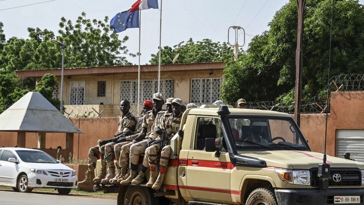 Nijer askerleri Fransız Büyükelçiliği önünde