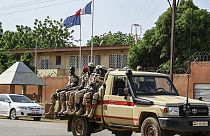 Nijer askerleri Fransız Büyükelçiliği önünde
