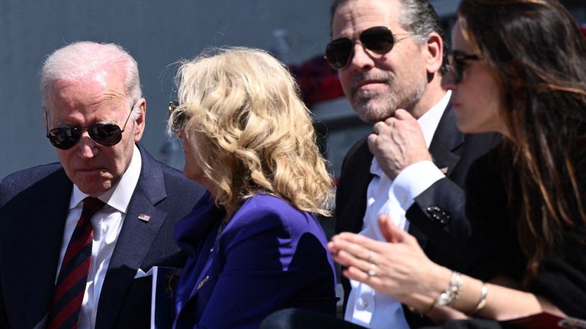 Il presidente statunitense Joe Biden con il suo secondogenito Hunter