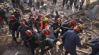 Equipa de salvamento recupera corpo de uma mulher vítima do terramoto, na cidade de Imi N'tala, nos arredores de Marraquexe, Marrocos, terça-feira, 12 de setembro 2023