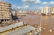 Estradas inudadas e prédios em perigo de cair em Derna, na Líbia, devido à tempestade "Daniel"