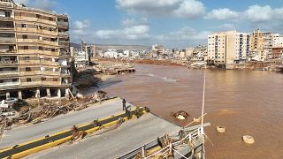 Estradas inudadas e prédios em perigo de cair em Derna, na Líbia, devido à tempestade "Daniel"