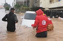 Rettungskräfte suchen nach Überlebenden in Darna