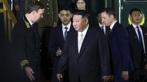 Primorsky Krai Bölge Yönetimi Basın Ofisi tarafından çekilen ve sağlanan fotoğrafta Kuzey Kore lideri Kim Jong Un Rusya'nın Khasan kentinde düzenlenen karşılama törenine katılıyor