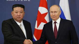 El presidente ruso Vladimir Putin y el líder norcoreano Kim Jong Un se estrechan la mano durante su reunión en el Cosmódromo Vostochni, Rusia, el 13 de septiembre de 2023.