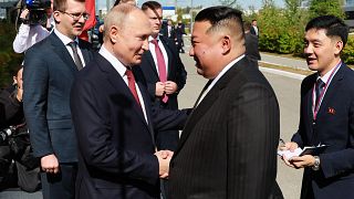 Presidente russo Vladimir Putin aperta a mão ao líder norte-coreano Kim Jong-un durante o encontro no Cosmódromo de Vostochny, na região de Amur, a 13 de setembro
