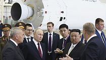 Der russische Präsident Wladimir Putin und der nordkoreanische Staatschef Kim Jong Un begutachten während ihres Treffens eine Raketenmontagehalle.