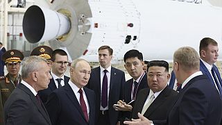 Der russische Präsident Wladimir Putin und der nordkoreanische Staatschef Kim Jong Un begutachten während ihres Treffens eine Raketenmontagehalle.