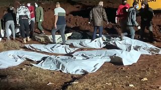 البدء بدفن ضحايا فيضنات ليبيا بمقابر جماعية في مدينة درنة
