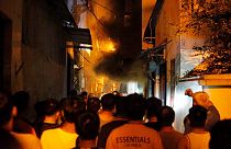 I vigili del fuoco provano a domare le fiamme nel condominio di Hanoi