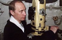 Putyin a Kurszk atomtengeralattjáró periszkópjánál, 2000 április
