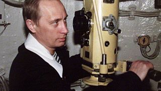 Putyin a Kurszk atomtengeralattjáró periszkópjánál, 2000 április
