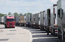 Camiões parados no posto de controlo internacional pós-alfandegário Chernyshevskoye na fronteira russo-lituana na região de Kaliningrado, Rússia, em 2022