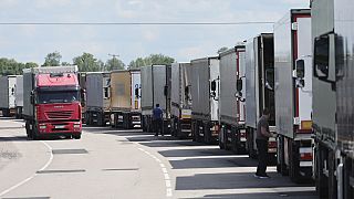 Fila de camiones en la frontera con Rusia. 