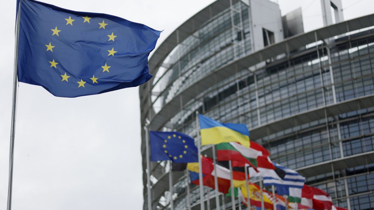 A bandeira europeia, à esquerda, hasteada terça-feira, 18 de abril de 2023, no Parlamento Europeu em Estrasburgo, no leste de França. 