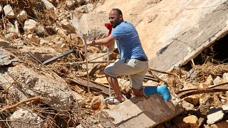 Ein Überlebender der Überschwemmungen in Derna steht zwischen den Trümmern zerstörter Häuser