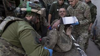 جندي أوكراني جريح بالقرب من باخموت