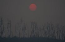 Az erdőtüzek füstjébe burkolózik a nap a kanadai Fort McMurray közelében
