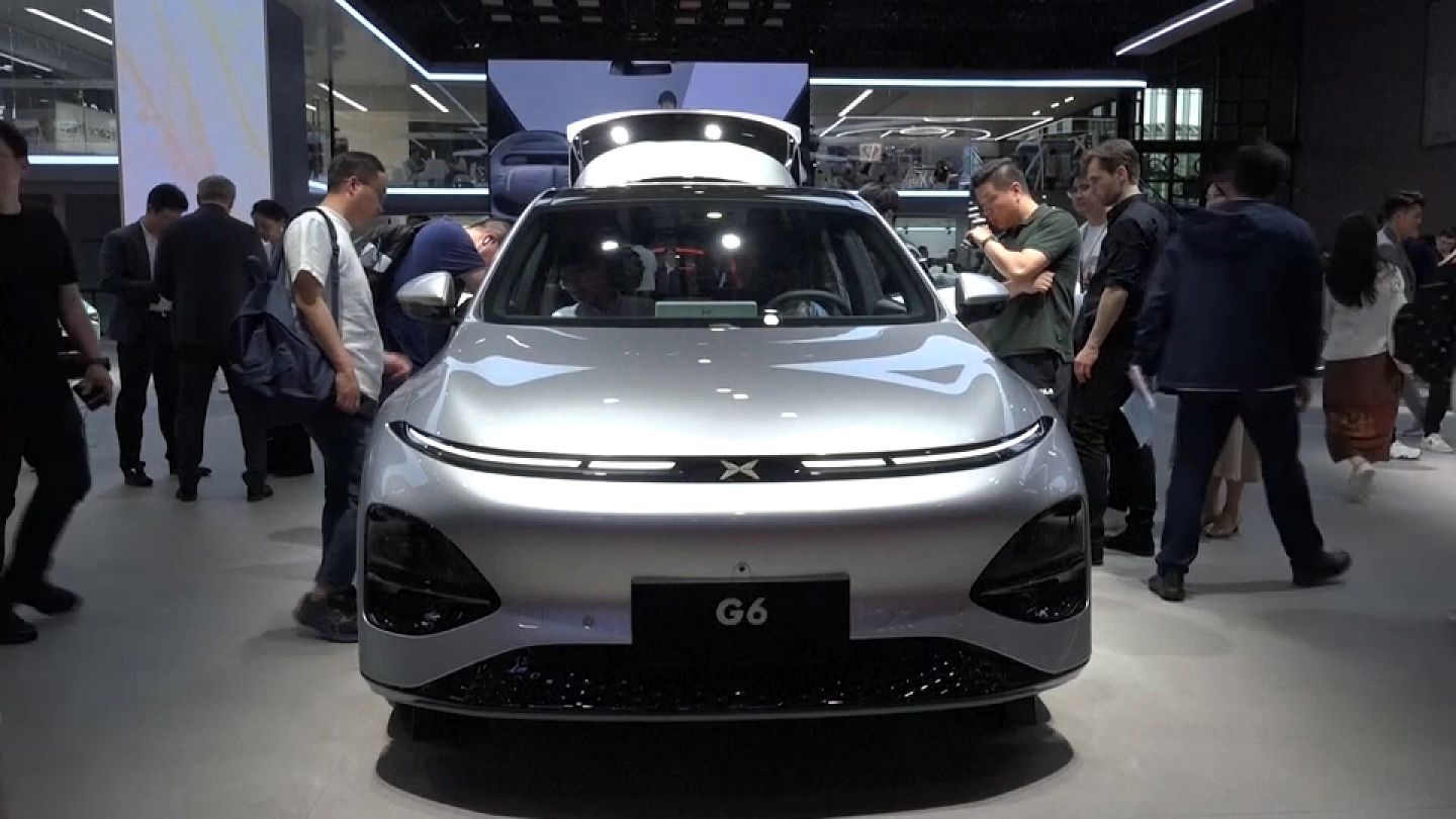Test in China lässt Auto mithilfe von Magneten über umgebaute Straße  schweben
