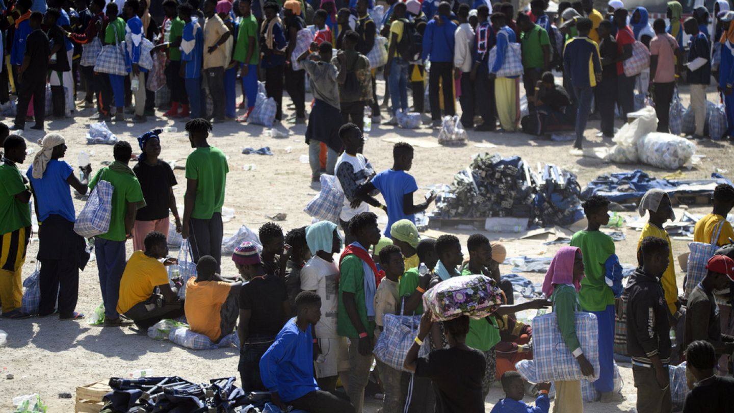 Italia pide ayuda internacional tras la llegada masiva de 10 000 migrantes  en tres días | Euronews