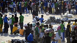 مهاجرون يقفون في مركز استقبال المهاجرين في  لامبيدوزا ، صقلية، 14 سبتمبر 2023.