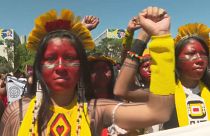سيدات من السكان الأصليين في البرازيل خلال مظاهرة