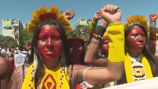 سيدات من السكان الأصليين في البرازيل خلال مظاهرة
