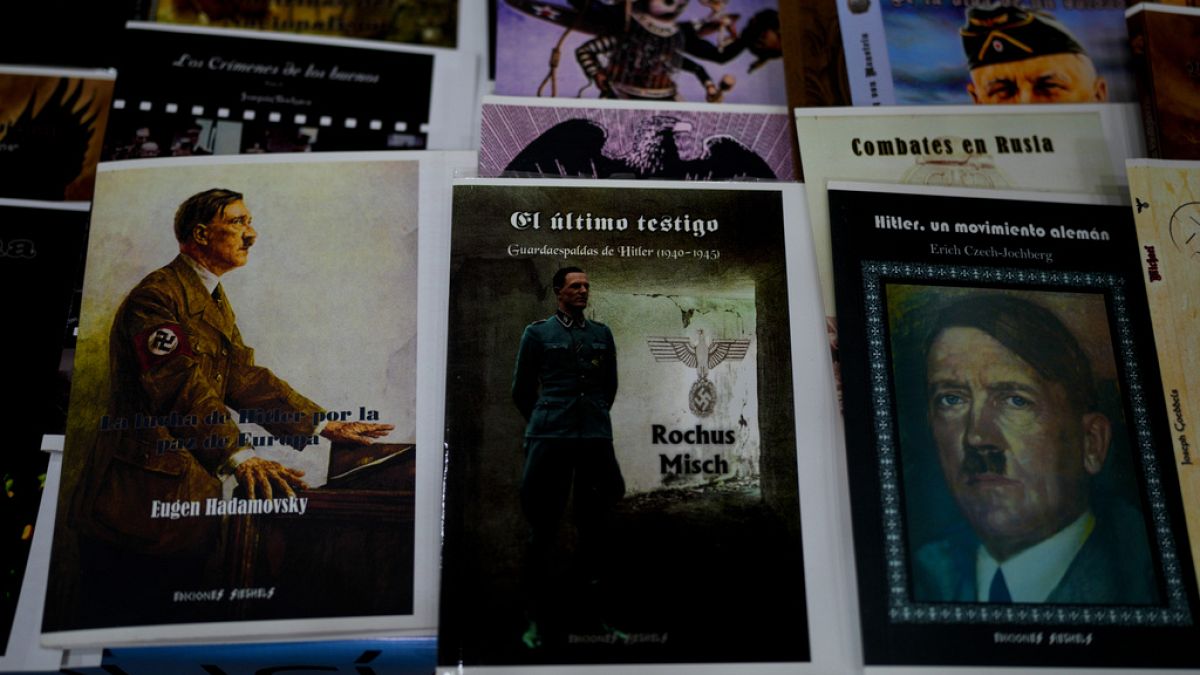 Parte de los libros incautados en Argentina