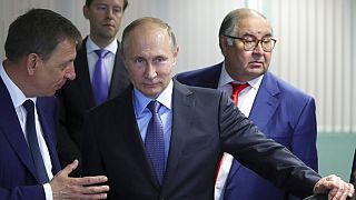 Vlagyimir Putyin orosz nagyvállalkozókkal (balra Oleg Mihajlov, jobbra Aliser Uszmanov)