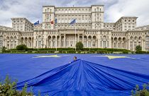 Óriási uniós zászló a román parlament épülete előtt
