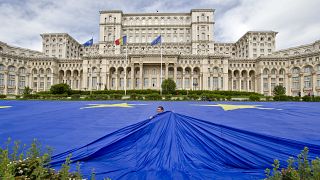 Óriási uniós zászló a román parlament épülete előtt