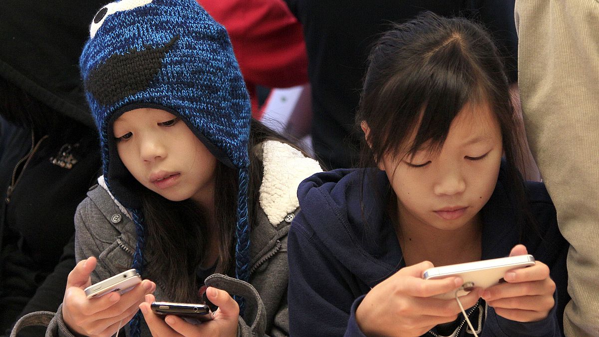 أطفال يلعبون بهواتف ذكية في سان فرانسيسكو، الولايات المتحدة. 
