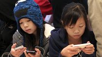 أطفال يلعبون بهواتف ذكية في سان فرانسيسكو، الولايات المتحدة.