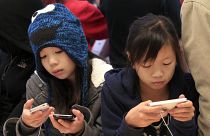 أطفال يلعبون بهواتف ذكية في سان فرانسيسكو، الولايات المتحدة.