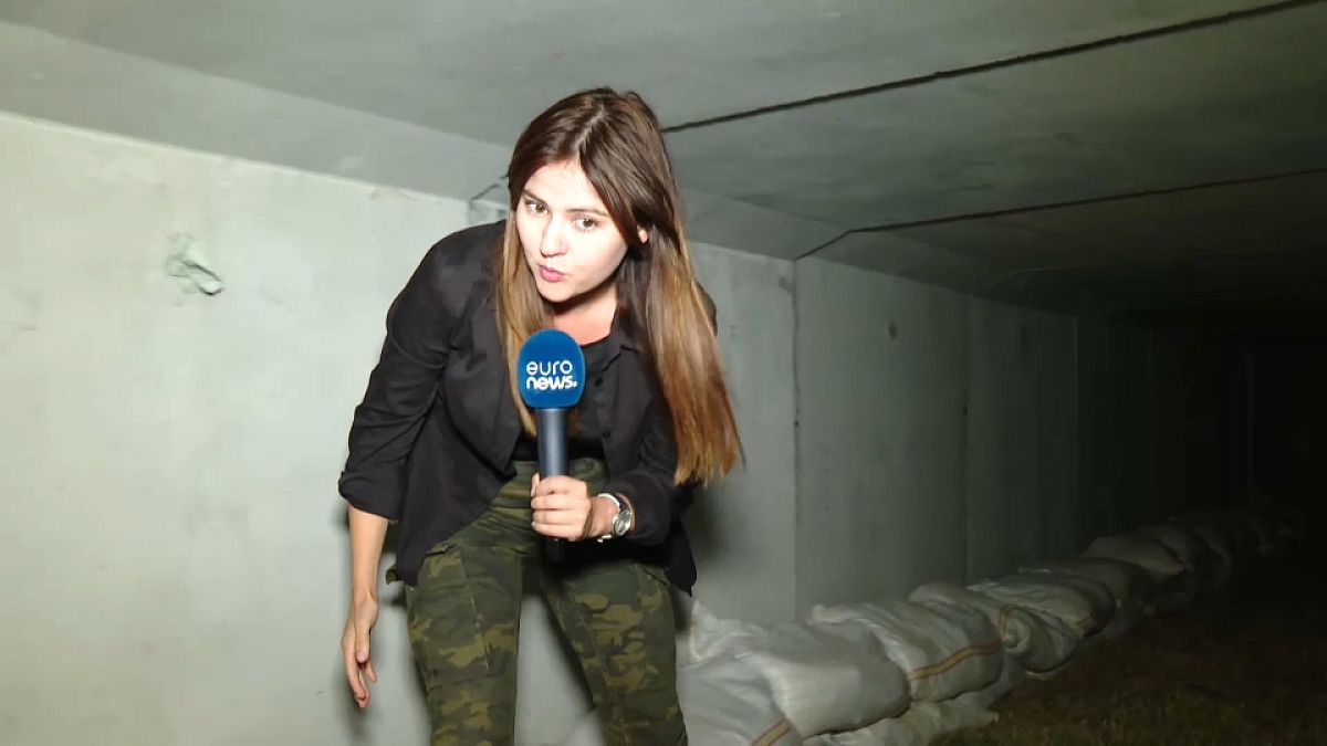 Корреспондент румынской службы Euronews в одном из сооруженных бункеров