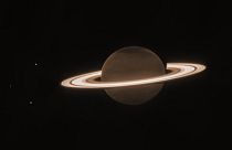 James Webb Uzay Teleskobu tarafından çekilen Haziran 2023 tarihli görüntüde Satürn gezegeni ve üç uydusu, soldan, Enceladus, Tethys ve Dione görülüyor