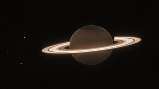 James Webb Uzay Teleskobu tarafından çekilen Haziran 2023 tarihli görüntüde Satürn gezegeni ve üç uydusu, soldan, Enceladus, Tethys ve Dione görülüyor