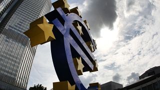 تمثال لليورو أمام المقر الرئيسي للبنك المركزي الأوروبي، في فرانكفورت، ألمانيا.