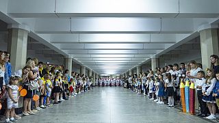 Iskolai rendezvény a harkivi metróban 2023. szeptemberében