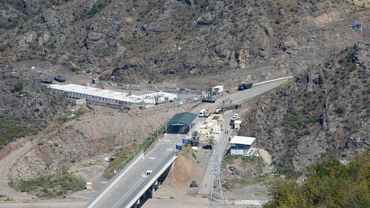 Dağlık Karabağ'da Ermenistan'la tek kara bağlantısı olan Laçin koridorunun girişindeki Azerbaycan kontrol noktası