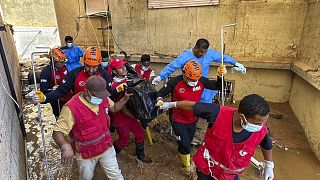 عمال إنقاذ أتراك يسحبون جثة إثر الفيضانات في مدينة درنة - ليبيا. 2023/09/13