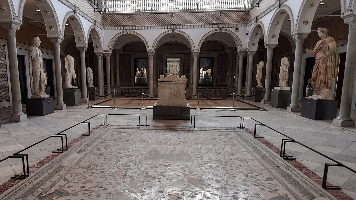 منظر عام لبعض التماثيل والفسيفساء الرومانية المعروضة في المتحف الوطني بباردو، تونس