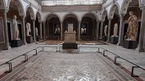 منظر عام لبعض التماثيل والفسيفساء الرومانية المعروضة في المتحف الوطني بباردو، تونس