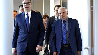 Ο πρόεδρος της Σερβίας Αλεξάνταρ Βούτσιτς και ο ύπατος εκπρόσωπος της ΕΕ Ζοζέπ Μπορέλ στις Βρυξέλλες