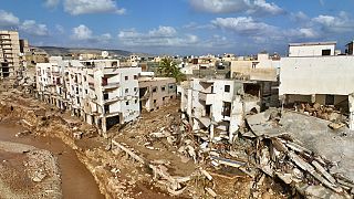 A líbiai partvidék százezres városa, Derna az árvíz után