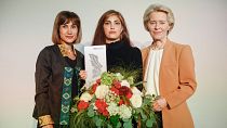 مرسده شاهینکار، شیما بابایی و اورزولا فن درلاین در مراسم اهدای جوایز رسانه‌ای ام ۱۰۰