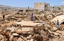 Túlélőket keresnek Dernában 2023. szeptember 13-án az utcák, romok és a tenger partmenti sávjának átfésülésével.